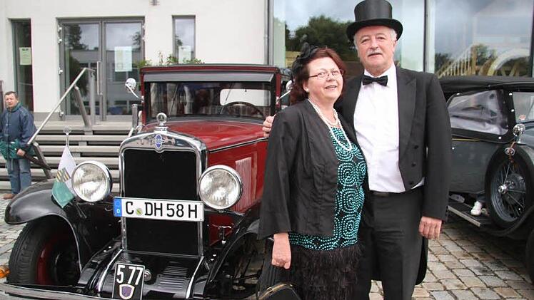 Peter und Elke Haus haben sich passend zum Auto gekleidet.  Foto: Sonja Adam