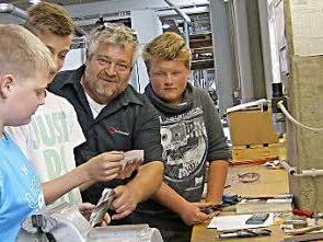 Ausbilder Horst Hopfengärtner und drei Praktikanten  Foto: Petra Malbrich