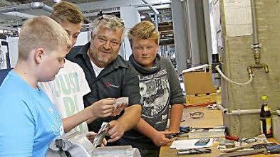 Ausbilder Horst Hopfengärtner und drei Praktikanten  Foto: Petra Malbrich