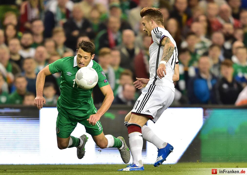 Deutschlands Marco Reus (r) und Irlands Wes Hoolahan kämpfen und den Ball.
