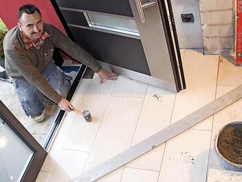 Wolfgang Zillig bei der Arbeit im Flur eines Ebensfelder Hauses  Foto: Matthias Einwag