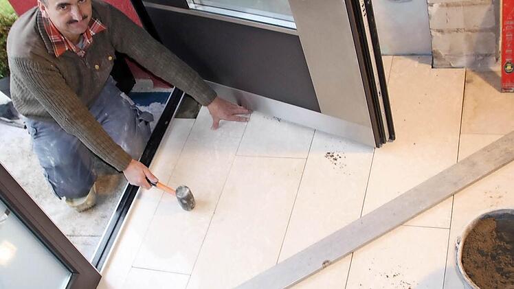 Wolfgang Zillig bei der Arbeit im Flur eines Ebensfelder Hauses  Foto: Matthias Einwag