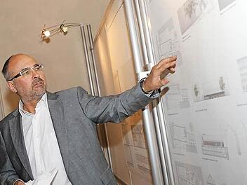 Architekt Bernhard Peck beim Erläutern der Pläne  Foto: Matthias Hoch