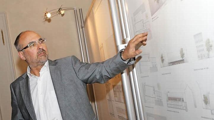 Architekt Bernhard Peck beim Erläutern der Pläne  Foto: Matthias Hoch