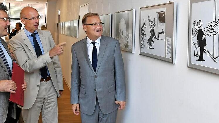 Klotz Kluncker steht vor der Tür - und der Historiker Andreas Dornheim, Geschäftsführer Walter Schweinsberg und OB Andreas Starke (v. l.) schauen amüsiert zu.  Foto: Ronald Rinklef