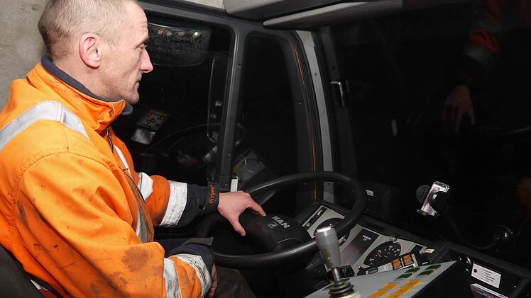 Konzentriert durch die Nacht: Rainer Eichhorn machen die einsamen Stunden beim Winterdienst nichts aus - "der Mensch ist ein Gewohnheitstier". Fotos: Berthold Köhler