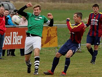 Im letzten Moment spitzelt der Stettfelder Spielertrainer Marco Wagner (Zweiter von links) dem Roßstadter Kapitän Andreas Bauerschmitt den Ball vom Fuß; rechts Christian Höfler.