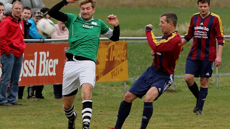 Im letzten Moment spitzelt der Stettfelder Spielertrainer Marco Wagner (Zweiter von links) dem Roßstadter Kapitän Andreas Bauerschmitt den Ball vom Fuß; rechts Christian Höfler.