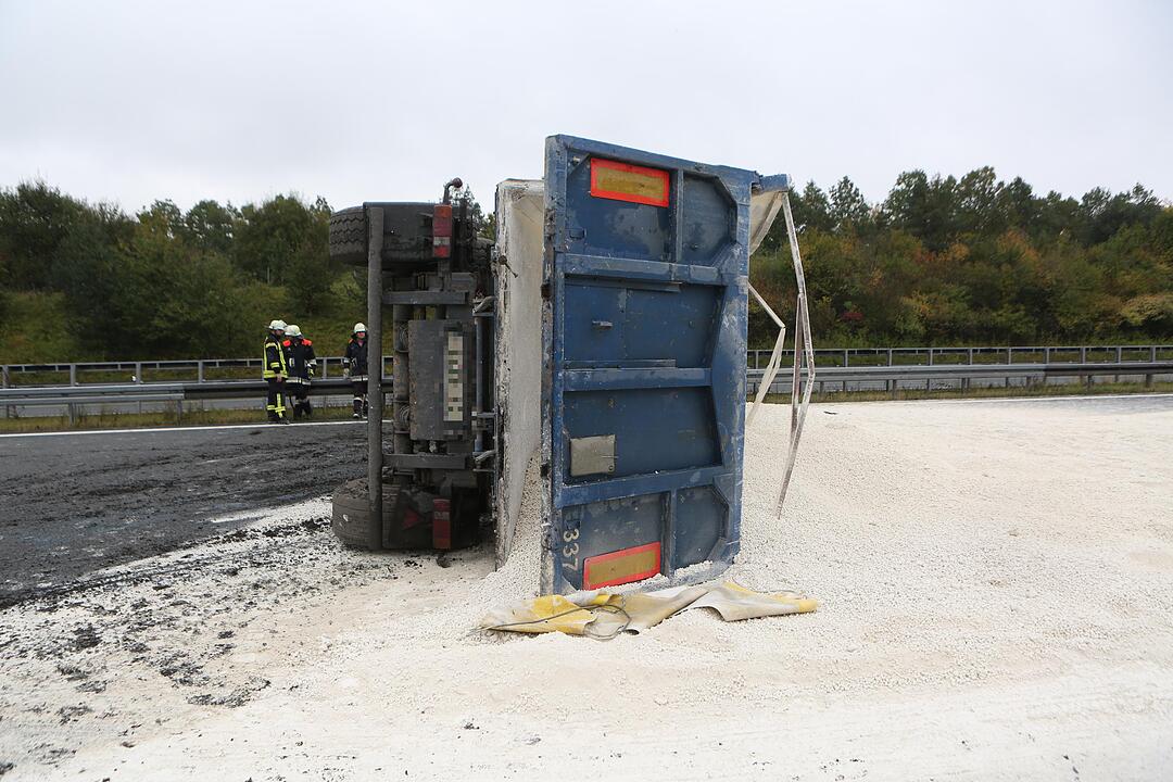 Nürnberger Land: Vollsperrung der A9 - Lkw-Ladung quer über die Fahrbahn verteilt