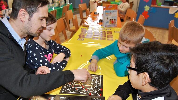 Spiele-Entwickler Josef König (37) aus Werneck stellt sein Spiel "Meister der Mühlen" vor. Sigismund von Dobschütz