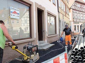 Dort, wo die Telekom Glasfaserkabel in den Gehweg verlegt, werden in Münnerstadt und Großwenkheim die Gehsteige komplett hergerichtet. Auch die Gehwegsituation am Marktplatz wird dadurch verbessert.Heike Beudert