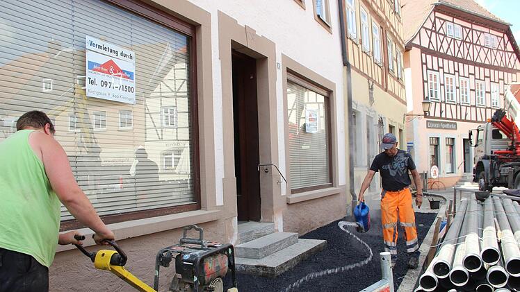 Dort, wo die Telekom Glasfaserkabel in den Gehweg verlegt, werden in Münnerstadt und Großwenkheim die Gehsteige komplett hergerichtet. Auch die Gehwegsituation am Marktplatz wird dadurch verbessert.Heike Beudert