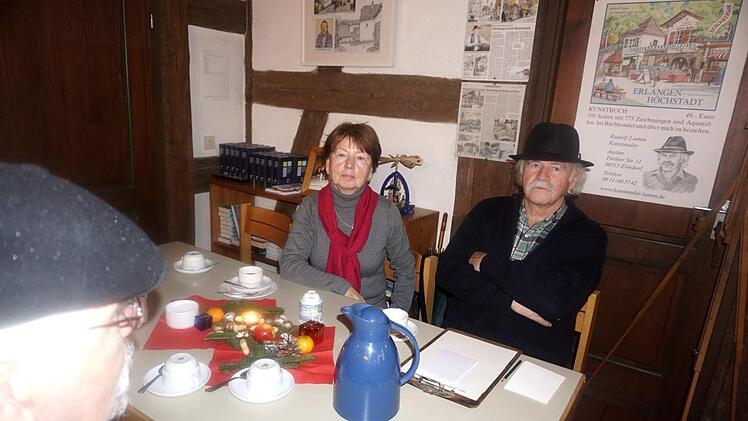 In Münchaurach hatte Kunstmaler Rudolf Lumm eine Ausstellung aufgebaut. Er hat alle Gemeinden des Landkreises im Buch verewigt.