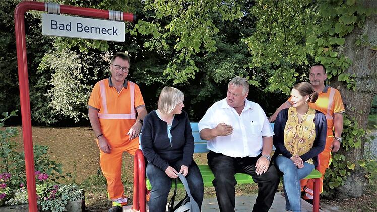 Pfarrerin Almut Weisensee, Bürgermeister Gerhard Schneider und Ile-Managerin Annabel Ohla (von links) testeten die Mitfahrbank an der Bushaltestelle am Weißen Main in Lanzendorf.  Foto: Werner Reißaus