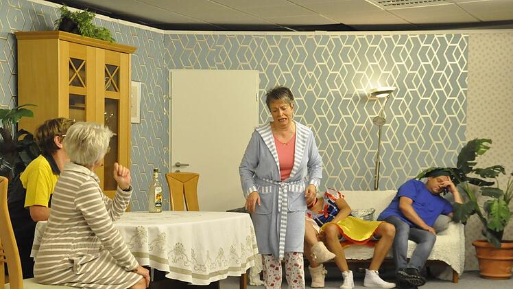Mit dem Dreiakter "Junggesellenabschied" stellten die Theaterfreunde Waldfenster eine spannende und mitreißende Komödie auf die Bühne, die mit Wortwitz, Dialekt und Situationskomik keine Wünsche offen ließ. Foto: Peter Klopf