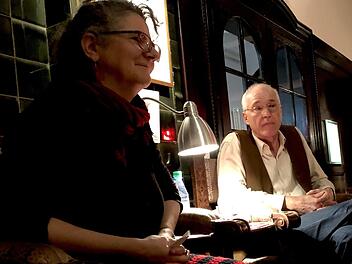 Anne Maar, die Chefin des Hauses, diskutiert mit dem Privatdozenten  Michael Gerten. "Die Wahrheit und die Wahrheiten" lautete das Motto seines Vortrags. Foto:  Gerhild Ahnert