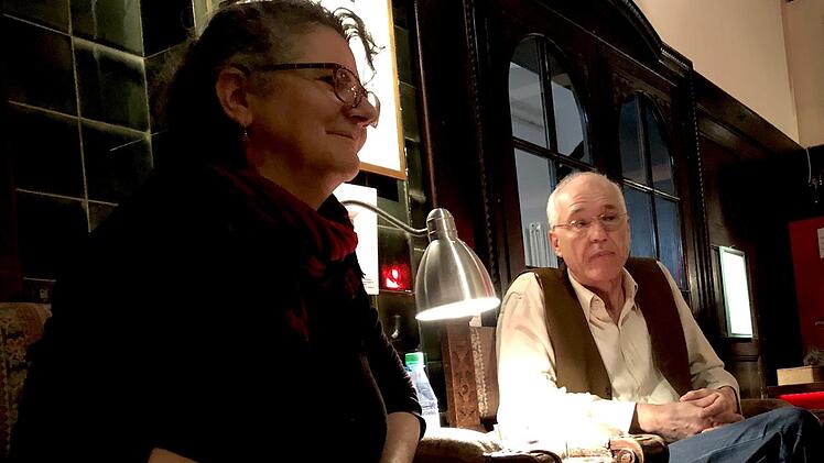 Anne Maar, die Chefin des Hauses, diskutiert mit dem Privatdozenten  Michael Gerten. "Die Wahrheit und die Wahrheiten" lautete das Motto seines Vortrags. Foto:  Gerhild Ahnert