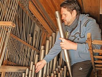 Weit über 1500 Pfeifen zählt die Orgel in St. Michael. Sie müssen gereinigt und neu gestimmt werden. Orgelbauer Karsten Hörl erledigt seine Arbeit unter beengten Bedingungen.  Fotos: privat