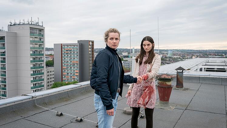 Leonie Winkler (Cornelia Gr&ouml;schel, links) und Amanda (Emilie Neumeister) verbindet ein merkw&uuml;rdiger Verh&auml;ltnis-Mix aus Vertrauen und Misstrauen.