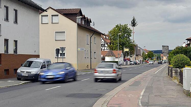 Die Ortsdurchfahrt von Viereth mit der B 26 ist ein neuralgischer Punkt. Hier wird nicht nur oft zu schnell gefahren. Zu manchen Tageszeiten behindern auch zunehmend Falschparker den Verkehr.  Foto: Ronald Rinklef