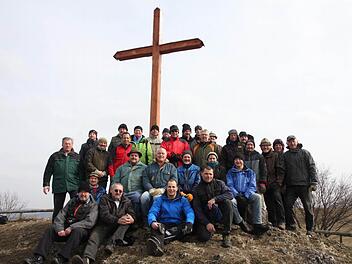 Unter der Federführung des Verschönerungsvereins Schlaifhausen stellten 27 starke Männer das neue Holzkreuz auf. Fotos: Franz Galster