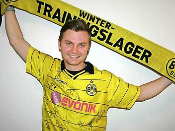 Das Trikot mit den Unterschriften der Spieler von Borussia Dortmund wird eingerahmt und bekommt mit Sicherheit einen besonderen Platz in Sandro Metz Wohnung.  Fotos: privat