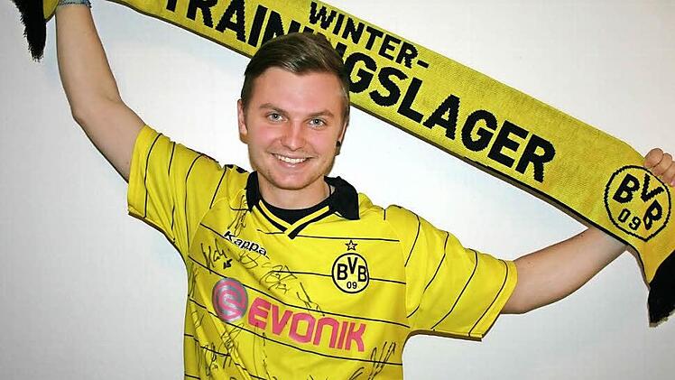 Das Trikot mit den Unterschriften der Spieler von Borussia Dortmund wird eingerahmt und bekommt mit Sicherheit einen besonderen Platz in Sandro Metz Wohnung.  Fotos: privat