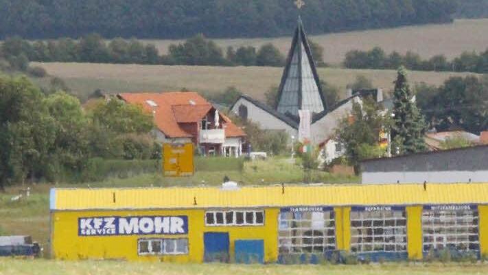 Das Gewerbegebiet "Am Kreisel" liegt entlangder B286. Im Hintergrund ist die Kirche zu sehen. Fotos: Benedikt Borst