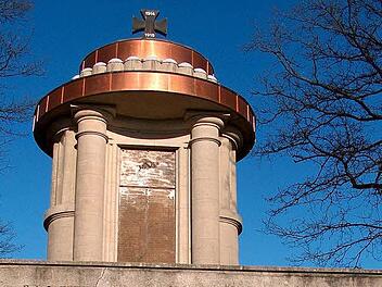 Das Kriegerdenkmal in Gräfenberg zieht die Menschen vor allem am Volkstrauertag an. Fotos: Malbrich