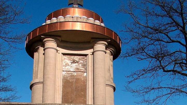 Das Kriegerdenkmal in Gräfenberg zieht die Menschen vor allem am Volkstrauertag an. Fotos: Malbrich