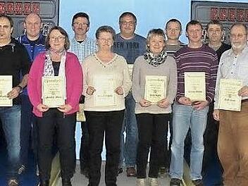 Die Kegler ehrten. Auf dem Foto stehen (von links): Thomas Mahr, Matthias Ebert, Berthold Barth, Maria Heimlich, Albin Welsch, Bernhilde Kern, Jürgen Oppelt, Ingrid Roth, Heinrich und Walter Welsch, Gerhard Roth, Horst Keeß und Karl-Josef Räder. Foto: Wolfgang Dietz