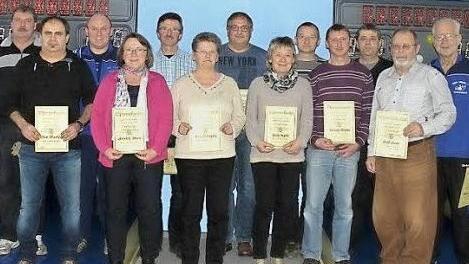 Die Kegler ehrten. Auf dem Foto stehen (von links): Thomas Mahr, Matthias Ebert, Berthold Barth, Maria Heimlich, Albin Welsch, Bernhilde Kern, Jürgen Oppelt, Ingrid Roth, Heinrich und Walter Welsch, Gerhard Roth, Horst Keeß und Karl-Josef Räder. Foto: Wolfgang Dietz