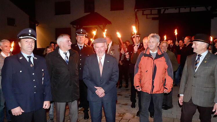 Mit einem Fackelzug wurde Rudolf Winter (Mitte) abgeholt (von links): Lothar Haas, Jürgen Karle, Peter Hart und Kurt Selbert. Foto: Gerd Schaar