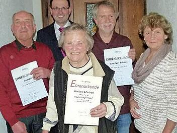 Ehrungen für jahrzehntelange Treue wurden beim Treffen des CSU-Ortsverbandes vorgenommen. Unser Bild zeigt (von links) Ernst Zäh, MdL Martin Schöffel, Gertrud Schubert, Vorsitzenden Hans-Peter Röhrlein und die Vorsitzende der Frauen-Union, Heidi Werner. Foto: Werner Oetter