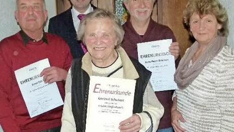 Ehrungen für jahrzehntelange Treue wurden beim Treffen des CSU-Ortsverbandes vorgenommen. Unser Bild zeigt (von links) Ernst Zäh, MdL Martin Schöffel, Gertrud Schubert, Vorsitzenden Hans-Peter Röhrlein und die Vorsitzende der Frauen-Union, Heidi Werner. Foto: Werner Oetter