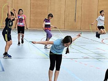 Die Viertklässler waren mit Eifer bei der Sache, als es darum ging, die sportliche Form des Seilspringens zu erlernen. Foto: Johanna Blum