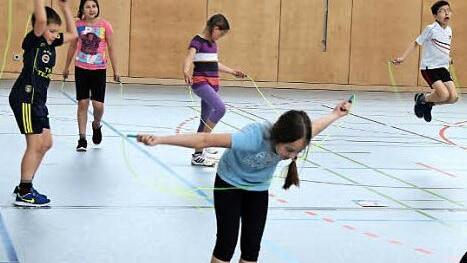 Die Viertklässler waren mit Eifer bei der Sache, als es darum ging, die sportliche Form des Seilspringens zu erlernen. Foto: Johanna Blum