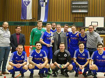 Der ATS Kulmbach ist Kulmbacher Stadtmeister. Stehend, von links: stellvertretender Landrat Jörg Kunstmann, BR-Redaktionsleiter Alexander Müller, Patrick Pohl, Patrick Werther, Marcell Münch, OB Henry Schramm, Levin Pauli, Jan Buchta, Dorian Carl, Trainer Armin Eck sowie (vorne, von links) Florian Förster, Paul Konov, Dejan Cukaric, Alexander Günther und Patrick Dippold. Foto: Monika Limmer