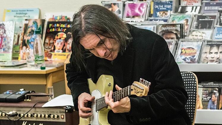 Manfred Kern und Harry Düll (Gitarre) gestalteten eine musikalische Lesung in der Stadtbücherei. Fotos: Jochen Berger