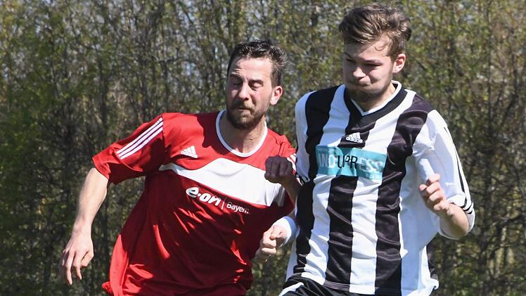 Szene aus dem Spiel des FC Eltingshausen (in rot) gegen die SG Rottershausen II/Rannungen II (0:13). Foto: Hopf