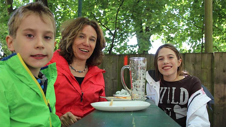 St&auml;rkung nach gegl&uuml;ckter "Proberadtour": Franka Struve mit den Kindern Maximilian und Valerie.