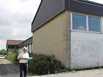 Helmut Lottes freut sich, dass bereits im August mit dem Abbruch des ersten Teils des alten Schulkomplexes begonnen wird.