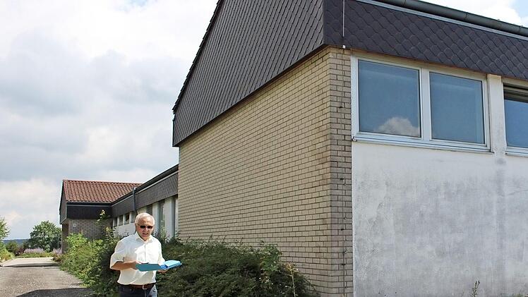 Helmut Lottes freut sich, dass bereits im August mit dem Abbruch des ersten Teils des alten Schulkomplexes begonnen wird.