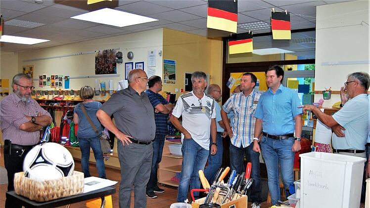 Oerlenbachs Gemeinderat ließ sich bei Ortsbegehungen über die Kindergarten-Situation in Ebenhausen und Oerlenbach informieren.Sigismund von Dobschütz