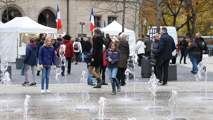Noch laufen die Fontänen am Albertsplatz. Foto: Simone Bastian