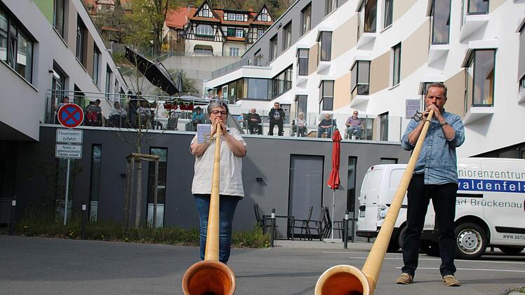 Neben vielen anderen Gesten der Solidarität musizieren die Alphornbläser Schwarze Berge für die Bewohner des Seniorenzentrums Waldenfels. Foto: Archiv/Ulrike Müller
