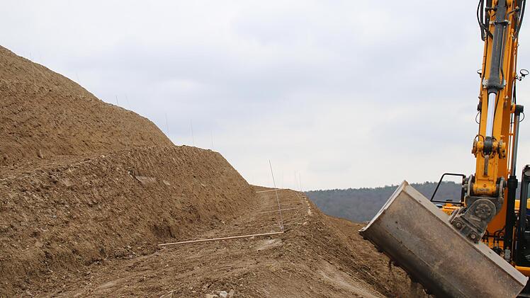 Mit der Querterrassierung eines zwei Hektar großen Weinbergs in Ramsthal  betritt das Weingut Neder Neuland.