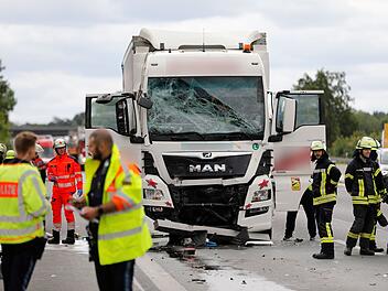 Erlangen: Unfall mit drei Lkw auf A3 - zwei Personen verletzt