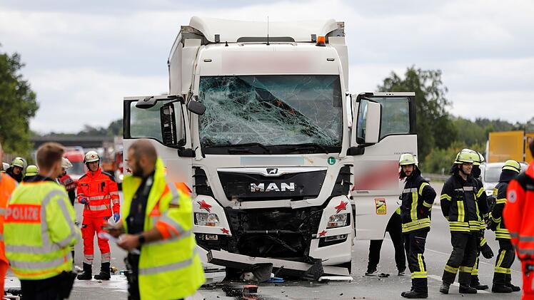 Erlangen: Unfall mit drei Lkw auf A3 - zwei Personen verletzt