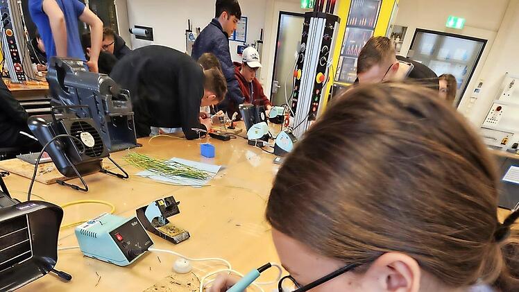 Die L&ouml;tarbeiten machten auch den M&auml;dchen Spa&szlig;.